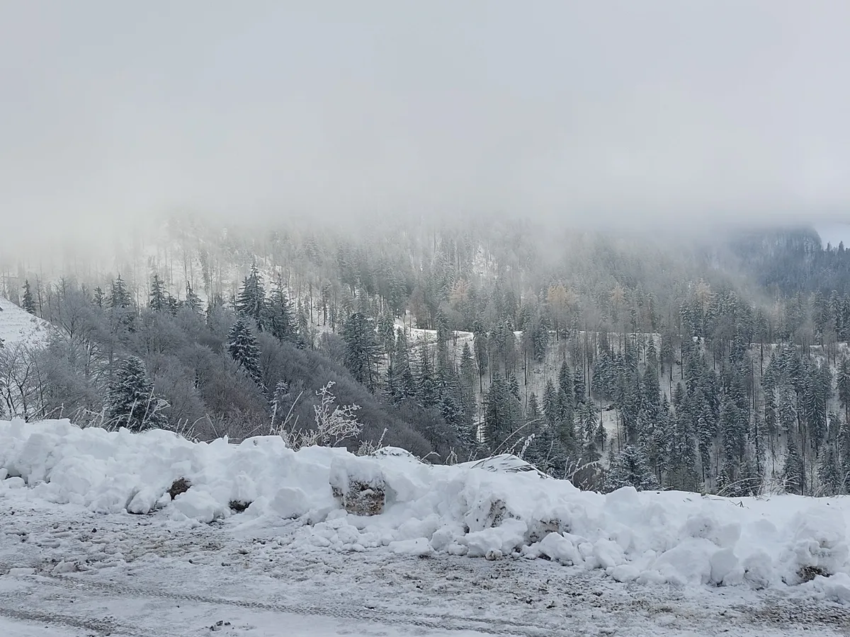 Wolkenverhangene Schneehügel.